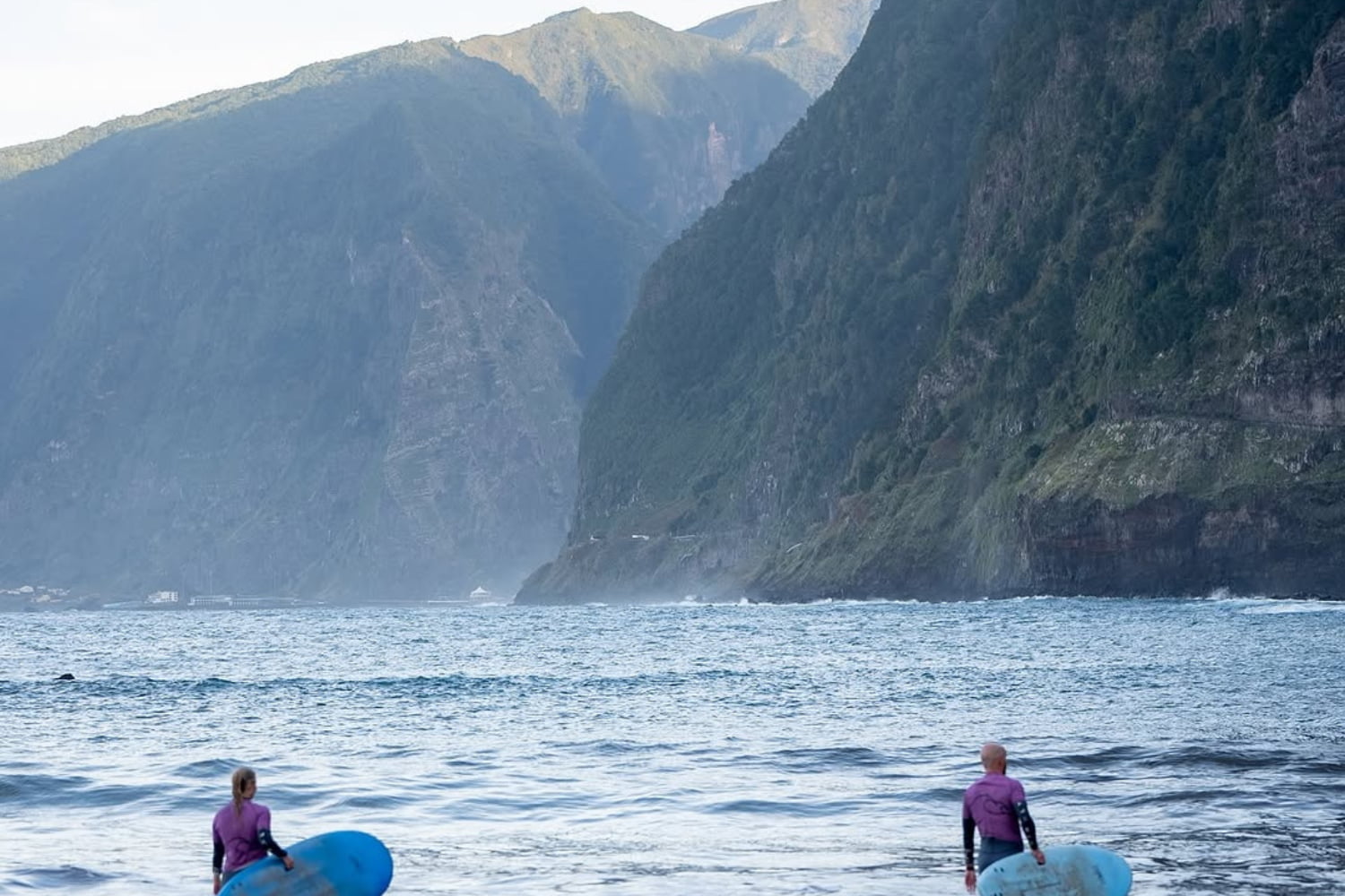 Two surfers during a surf lesson in seixal